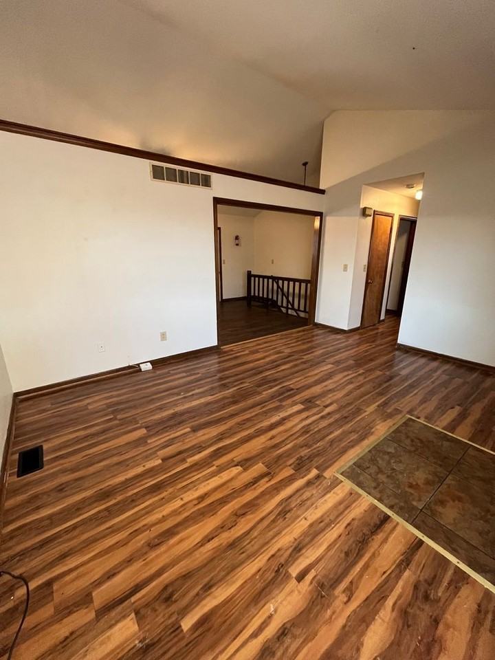 3011 S Bunker Hl - Photo 2 of 11