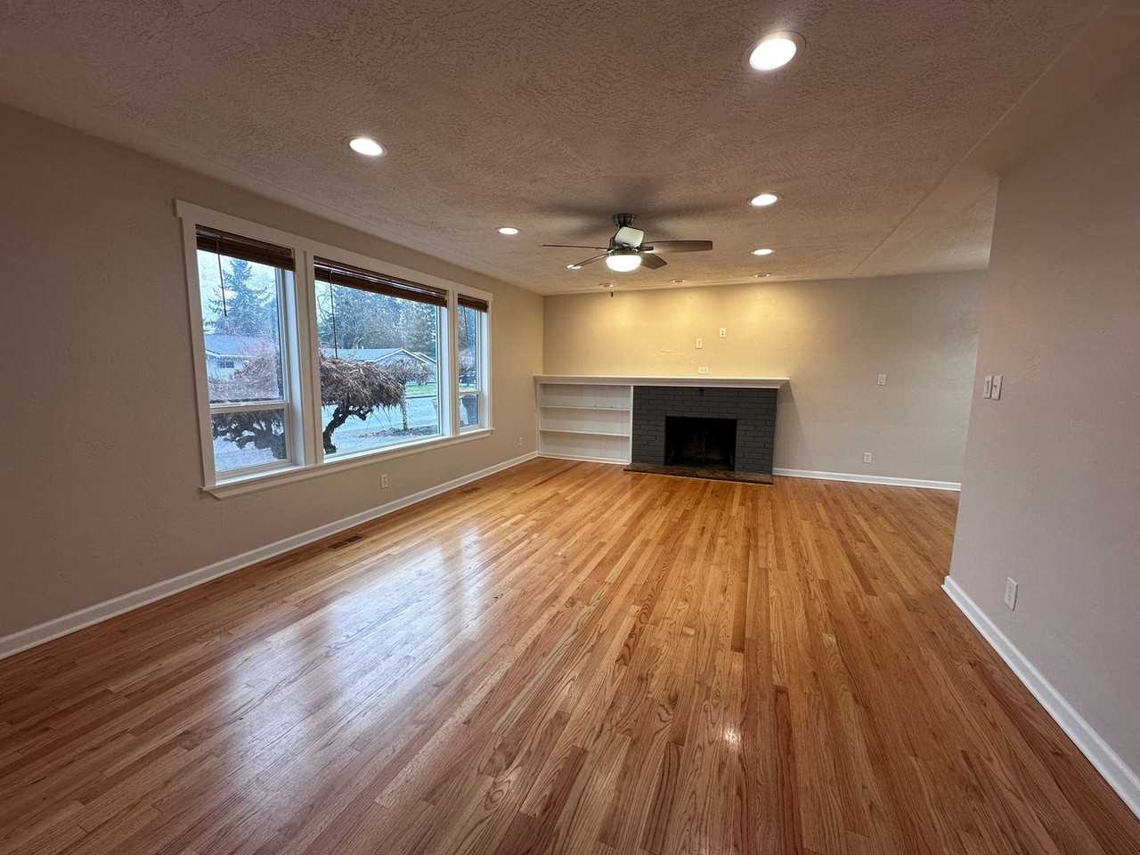 258 Se Walnut Ave - Photo 2 of 14