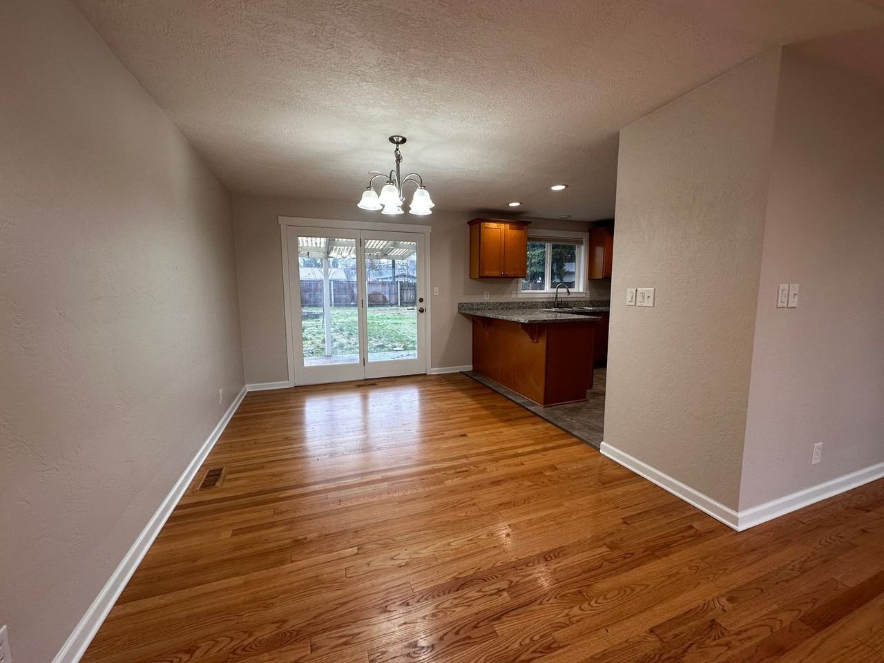 258 Se Walnut Ave - Photo 3 of 14