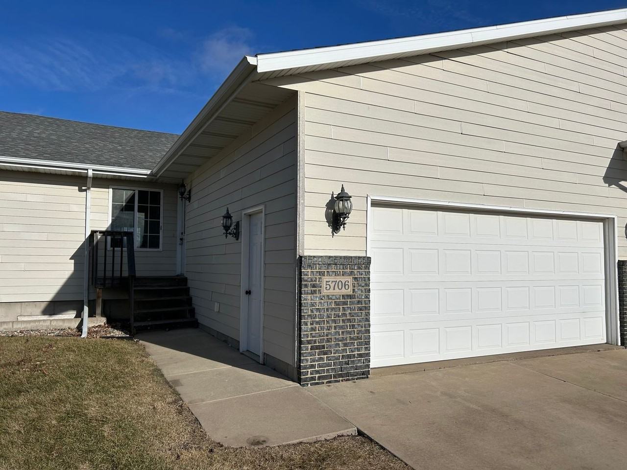 5706 W 58th St - Photo 2 of 27