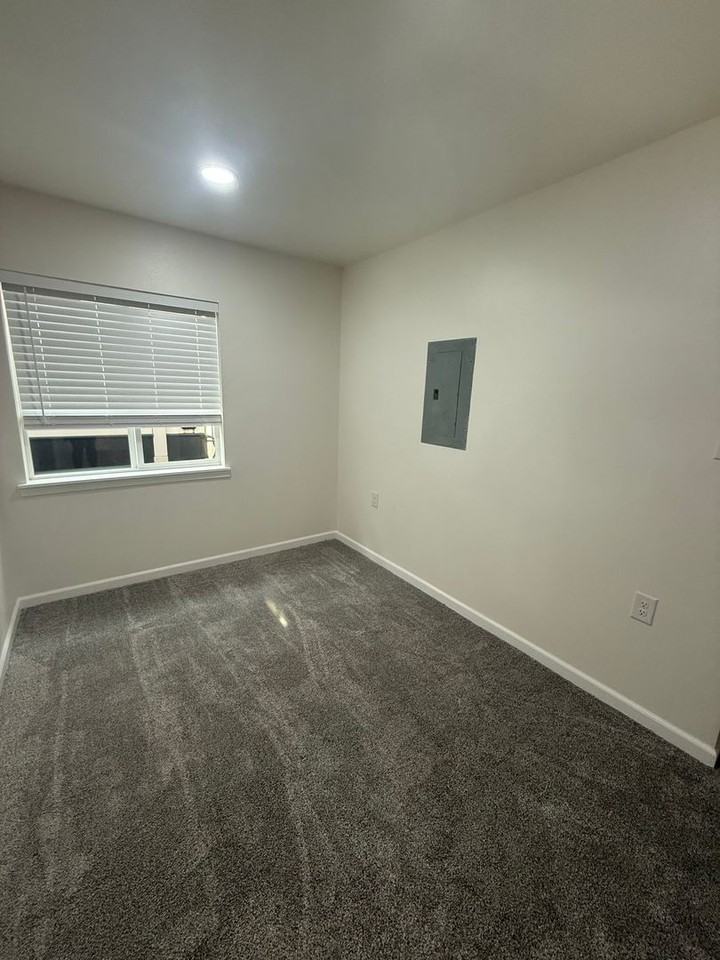 1111 Sw Church St - Photo 2 of 8