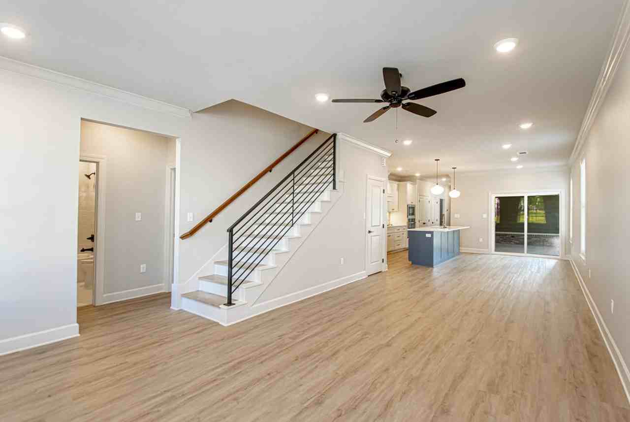 404 Gardens Ln - Photo 3 of 31