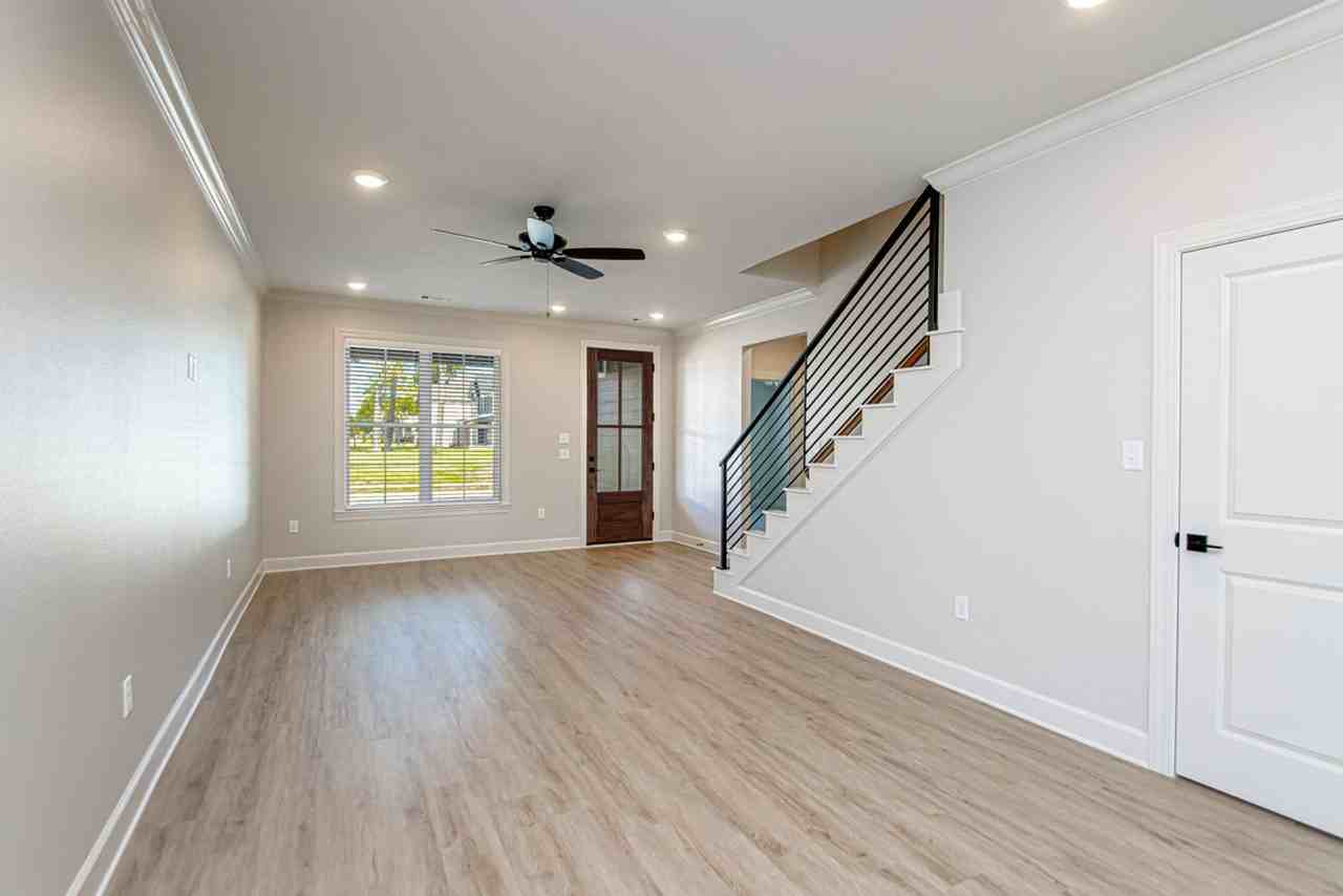 404 Gardens Ln - Photo 6 of 31