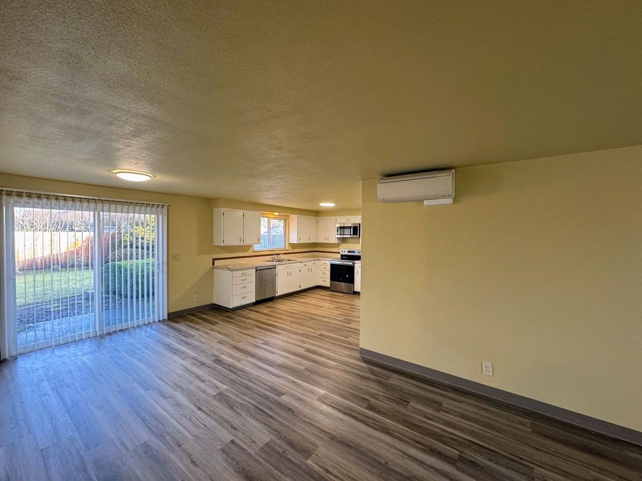 2557 Cheryl St - Photo 3 of 13