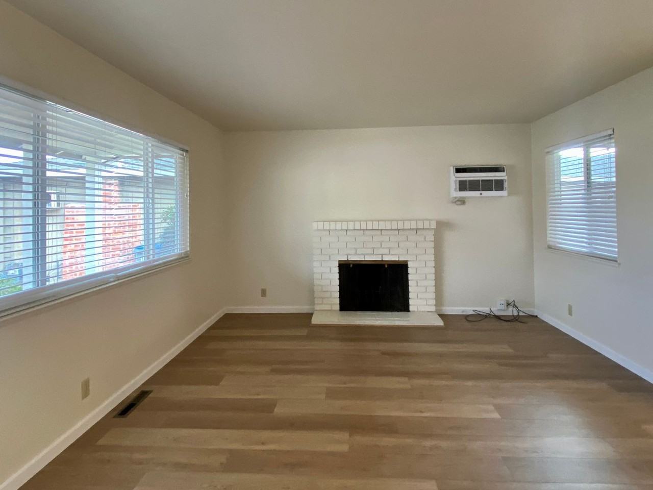 1984 Harris Ave - Photo 2 of 7