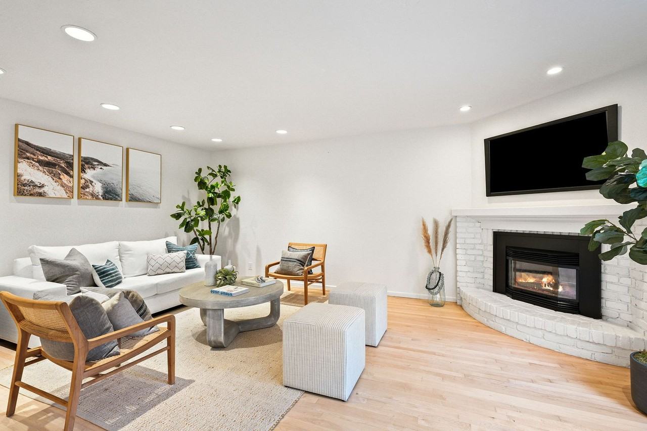 2334 Palos Verdes Drive West - Photo 3 of 27