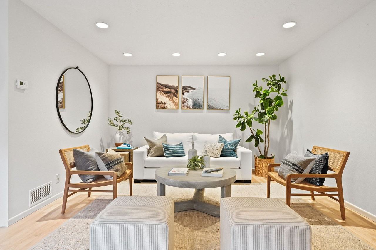 2334 Palos Verdes Drive West - Photo 4 of 27