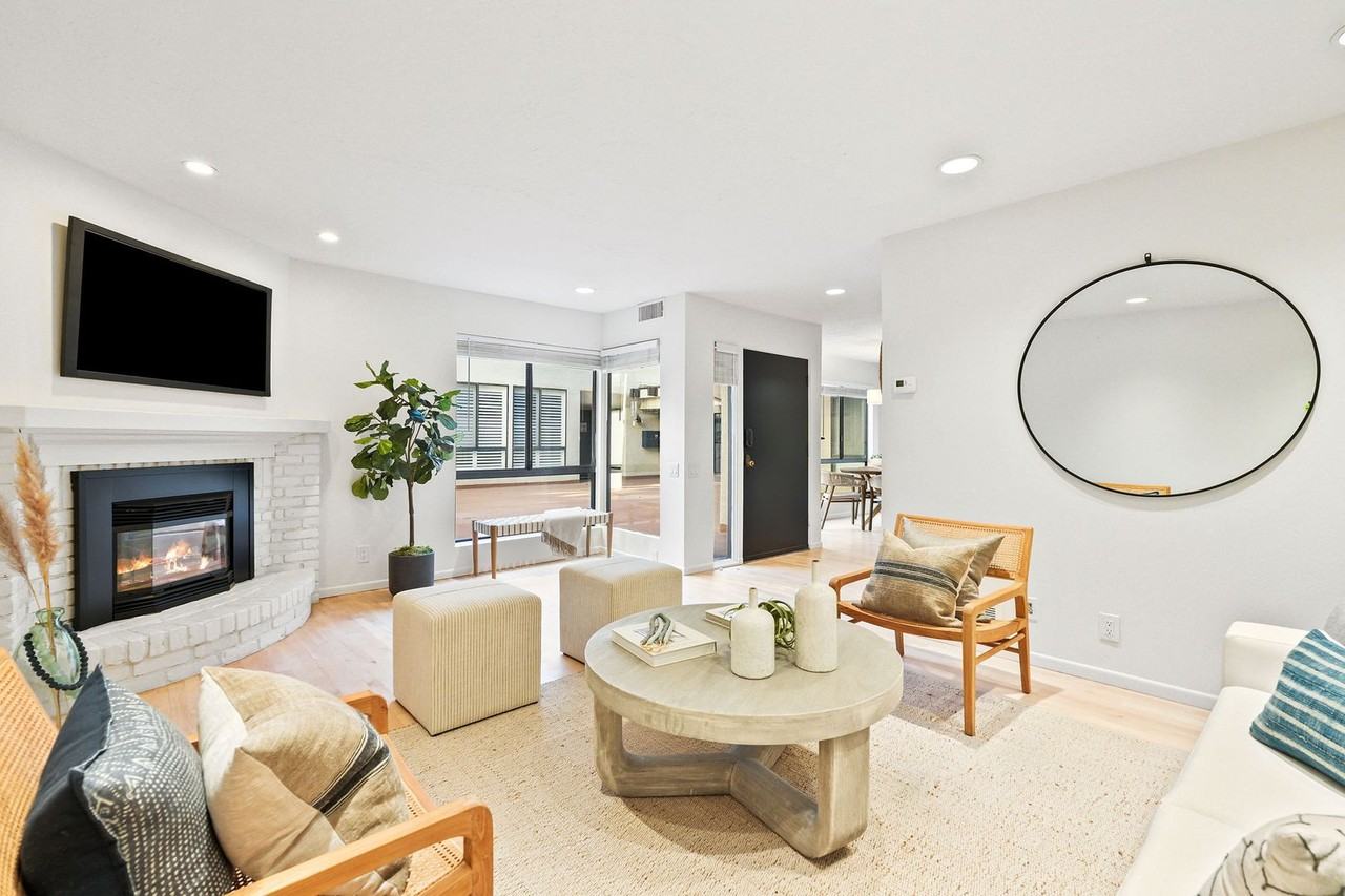 2334 Palos Verdes Drive West - Photo 5 of 27