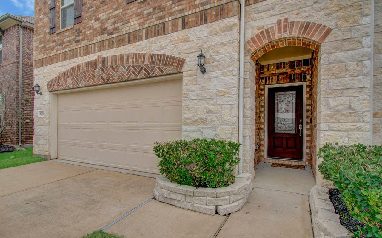 15702 Giant Pine Ln - Photo 2 of 34