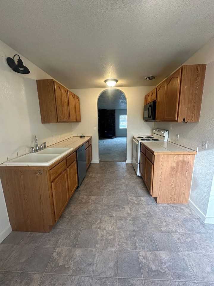 5844 Delaware Avenue - Photo 2 of 24
