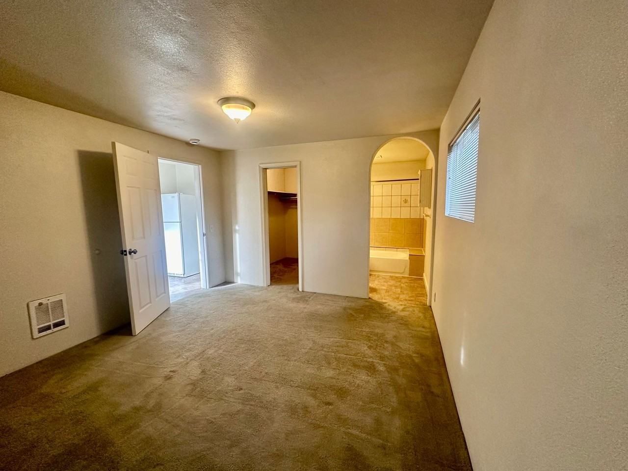 5844 Delaware Avenue - Photo 3 of 24