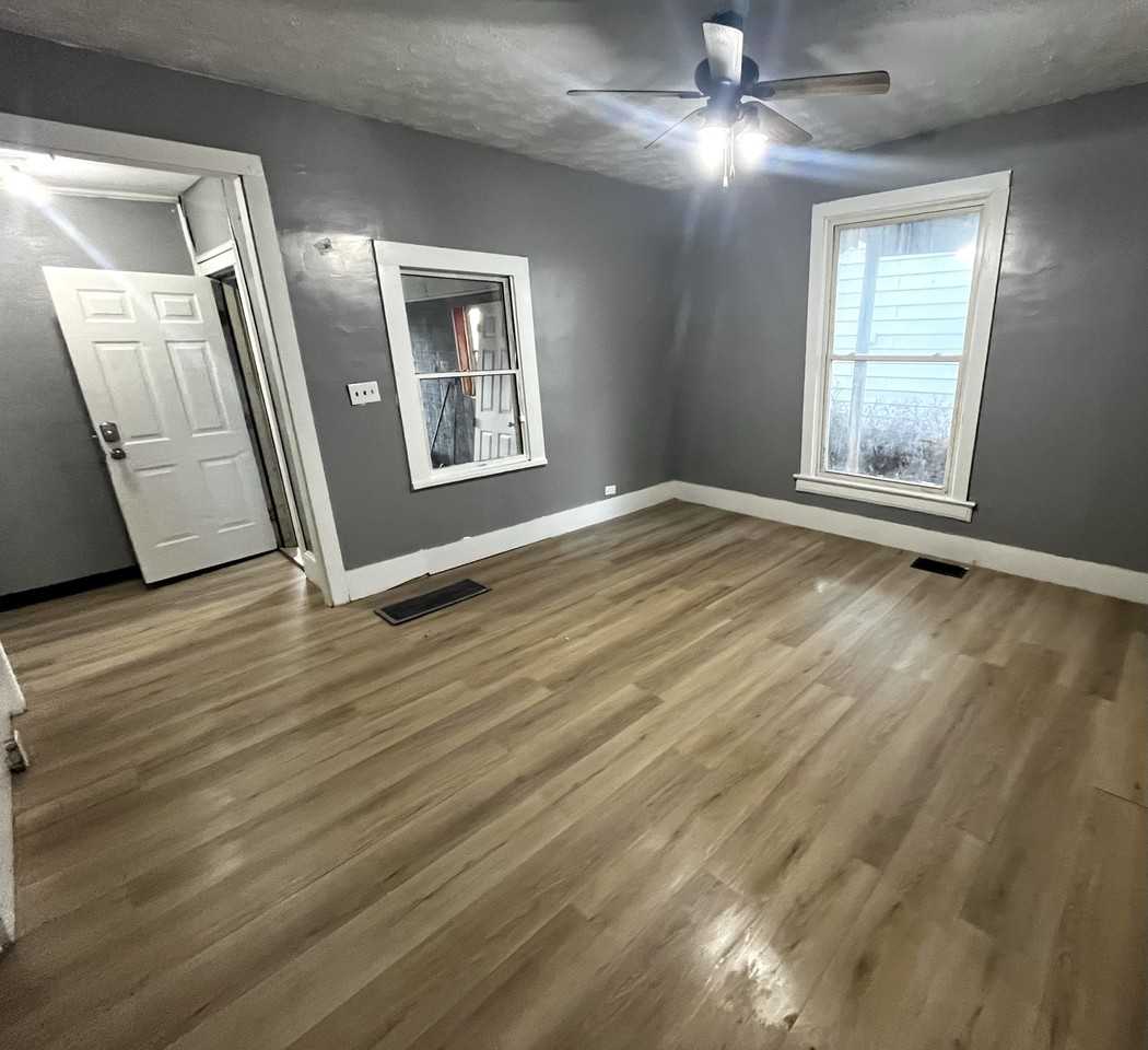 207 E Oak St - Photo 2 of 24