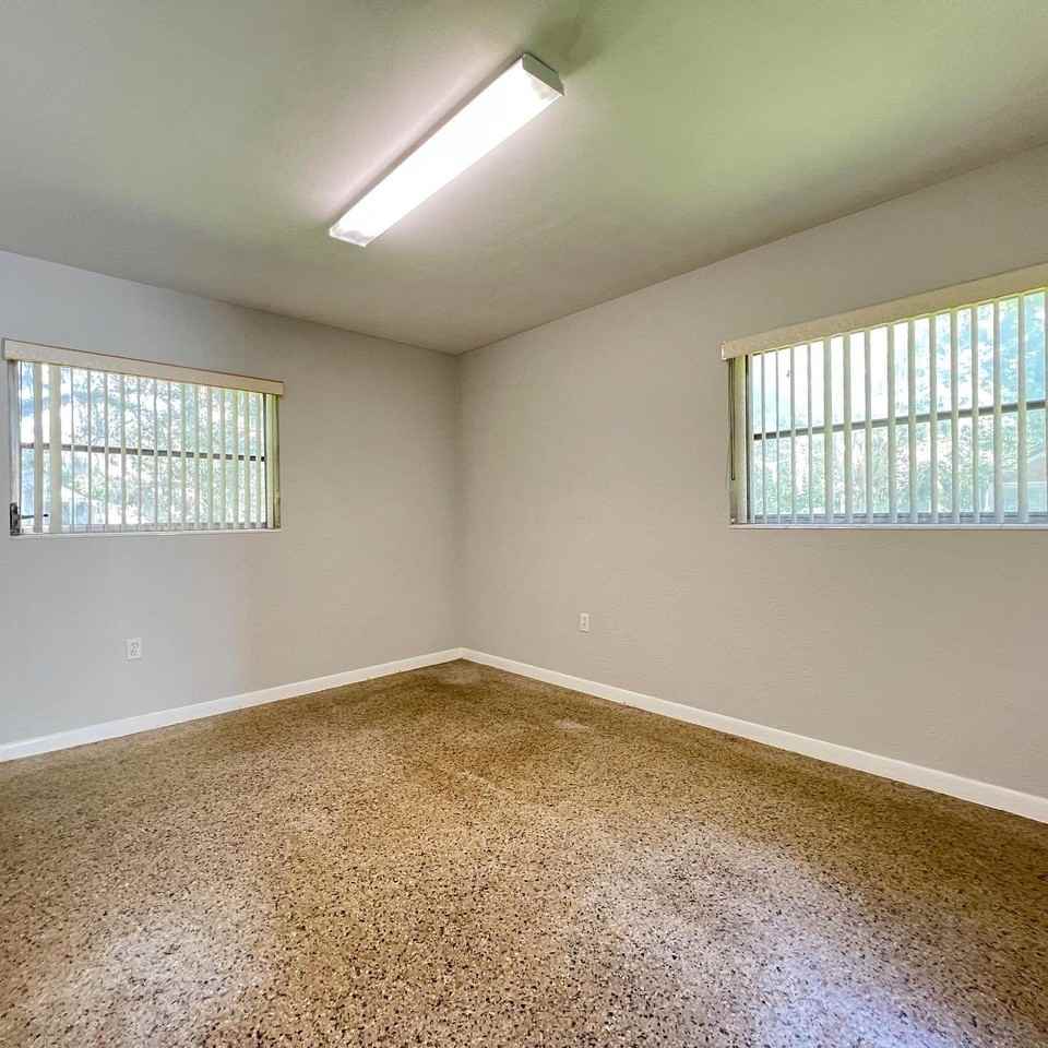 1122 Ne 9th Ave - Photo 2 of 13