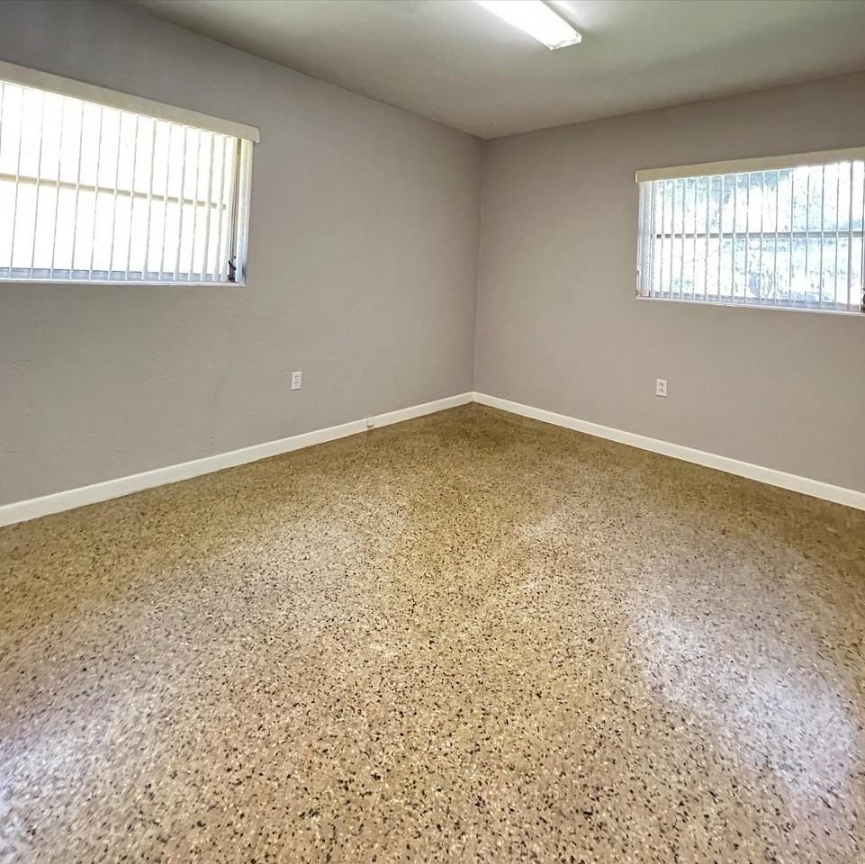 1122 Ne 9th Ave - Photo 3 of 13