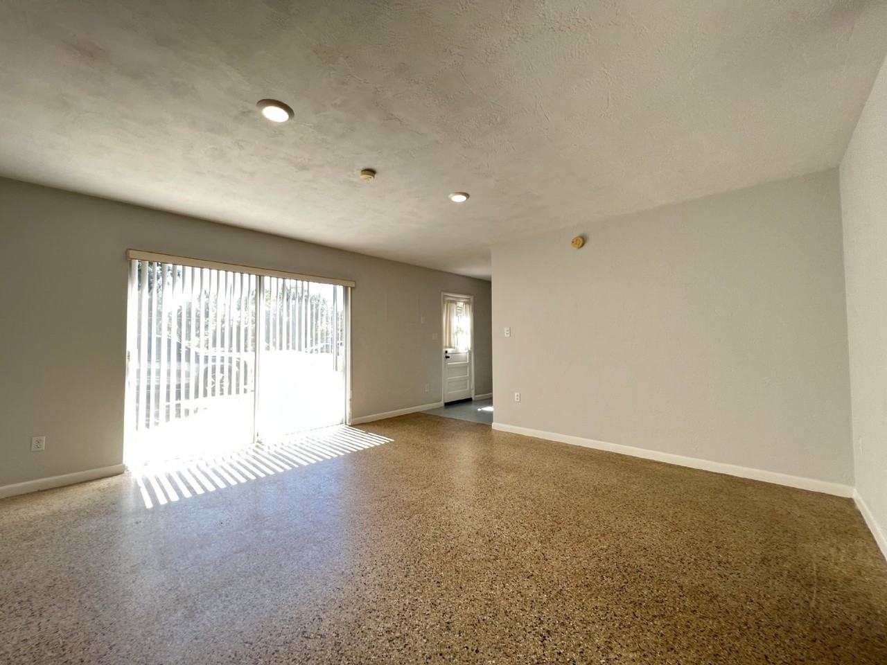 1122 Ne 9th Ave - Photo 6 of 13