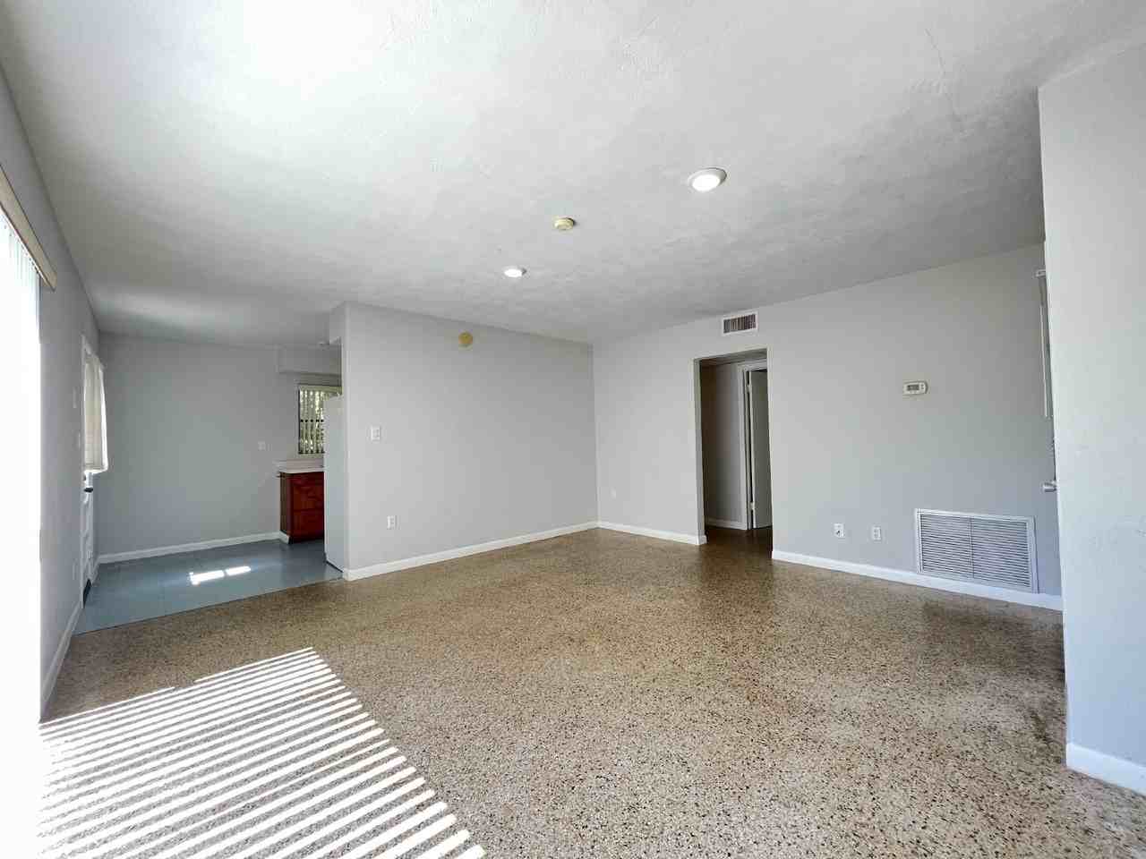 1122 Ne 9th Ave - Photo 7 of 13