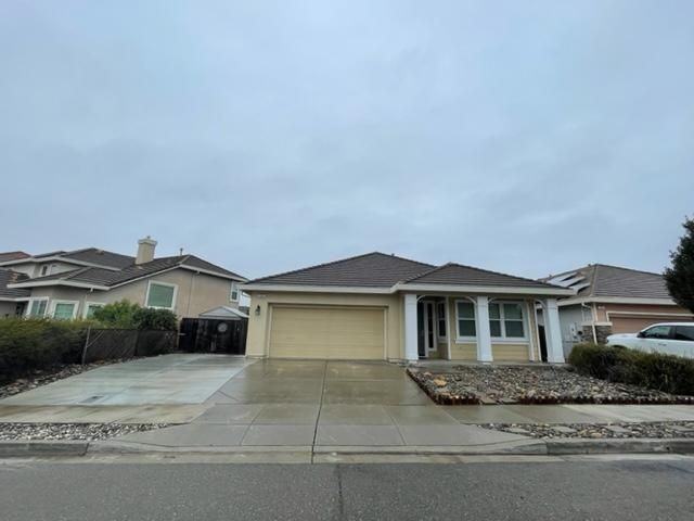 1322 Yosemite Cir - Photo 2 of 25