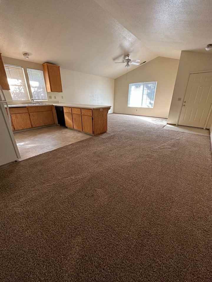 1020 West 4th Street #B - Photo 6 of 26