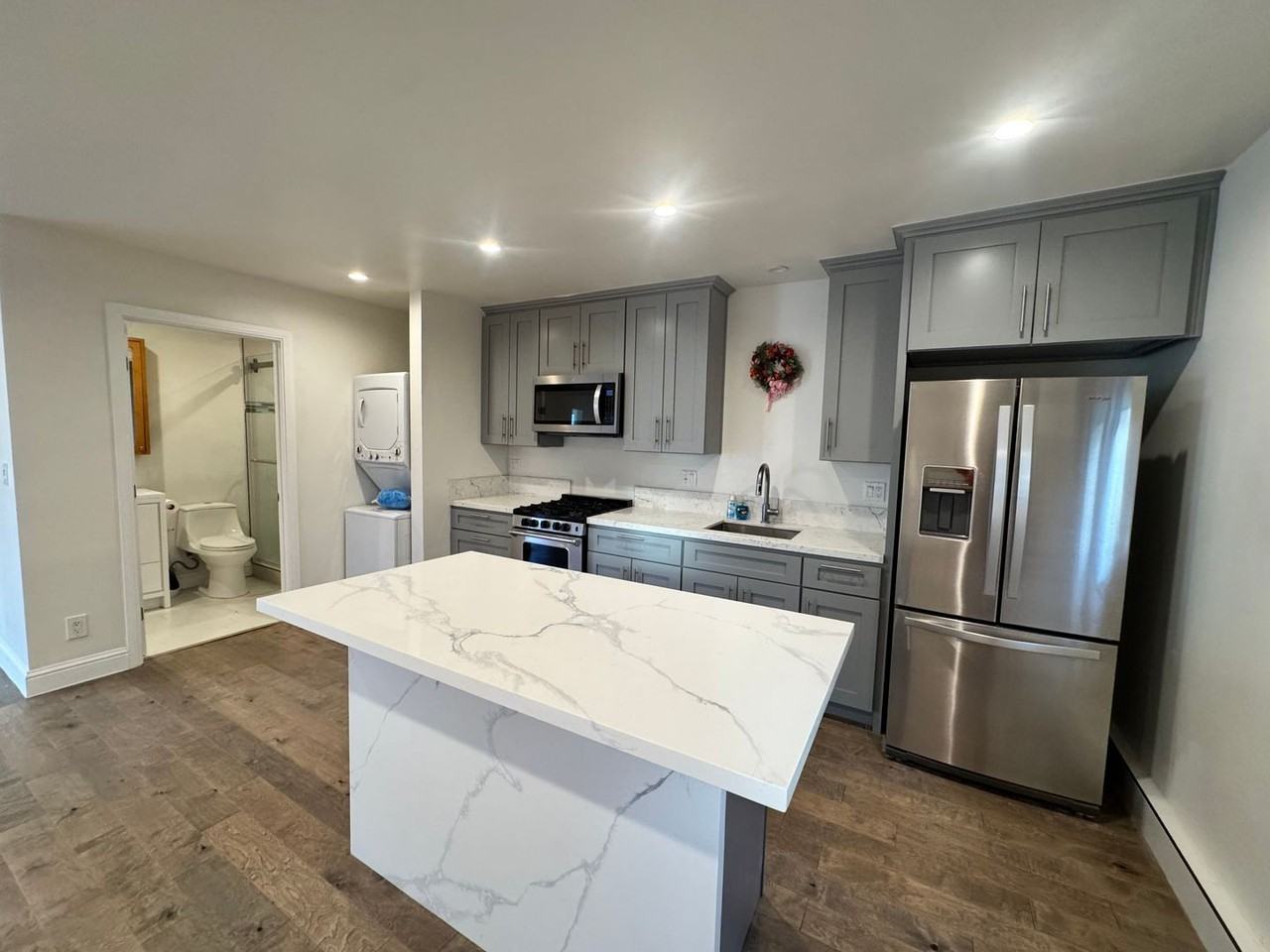 7842 Woodlake Ave - Photo 4 of 27