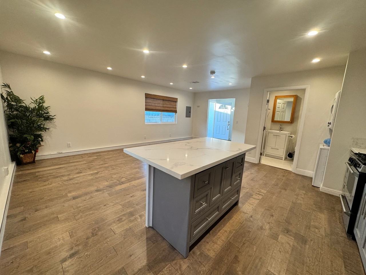 7842 Woodlake Ave - Photo 5 of 27