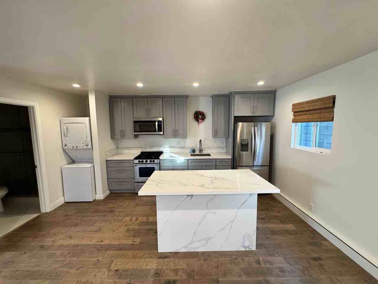 7842 Woodlake Ave - Photo 7 of 27