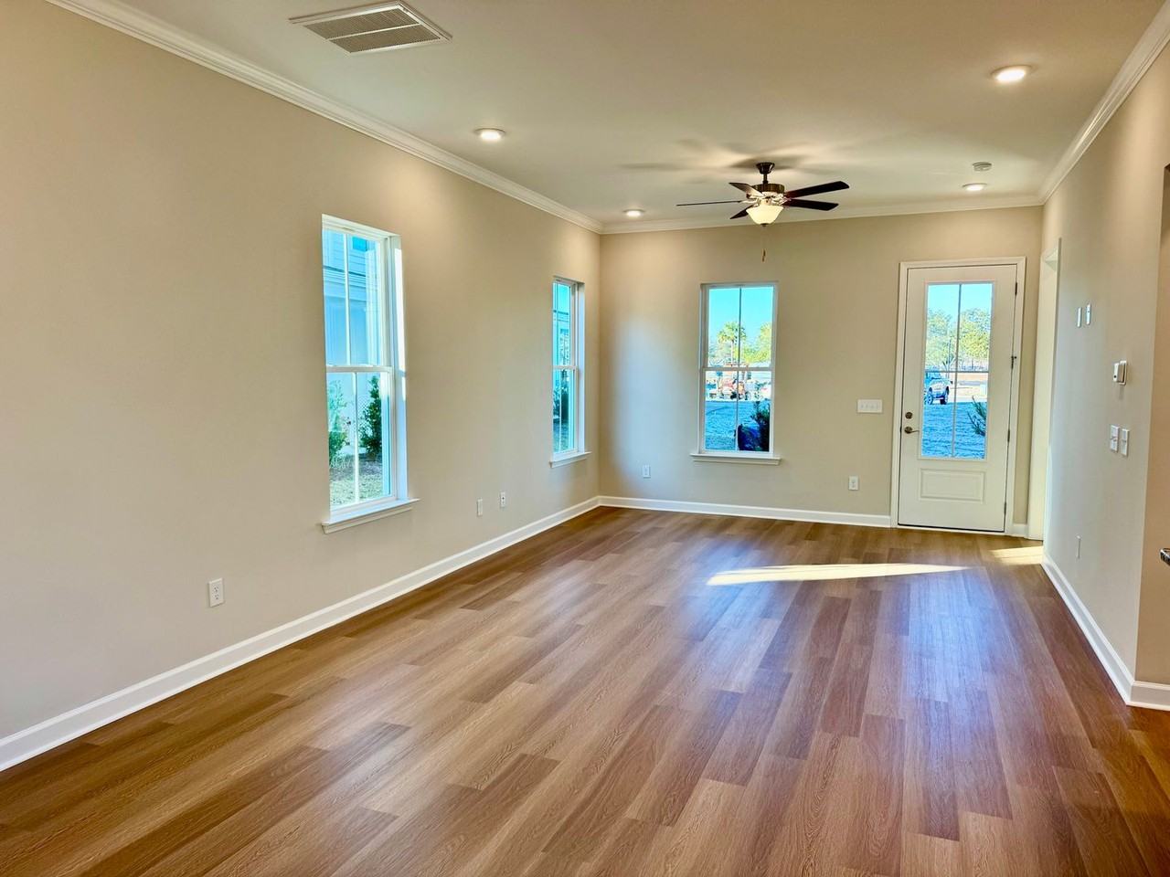 2820 Cook Cir - Photo 4 of 37