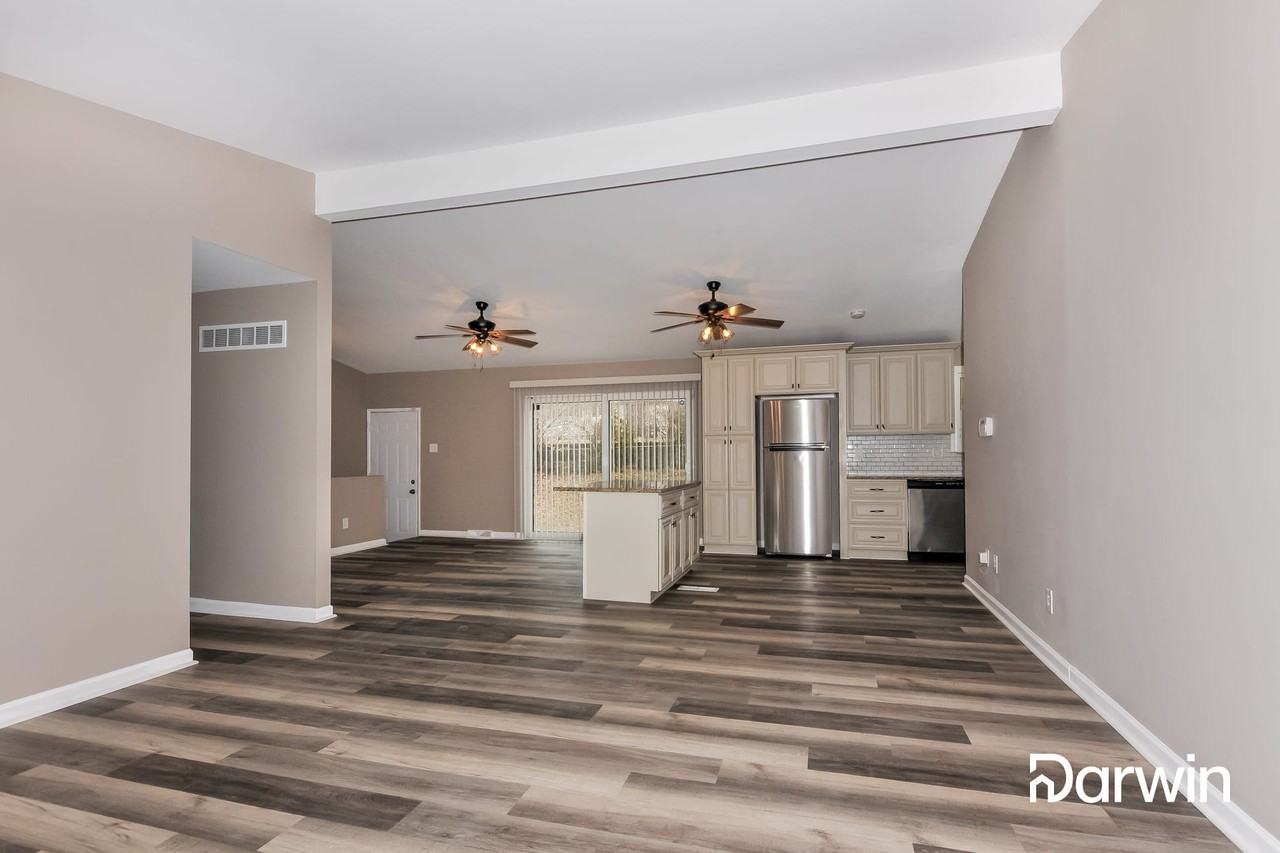 906 Holiday Ave - Photo 2 of 15