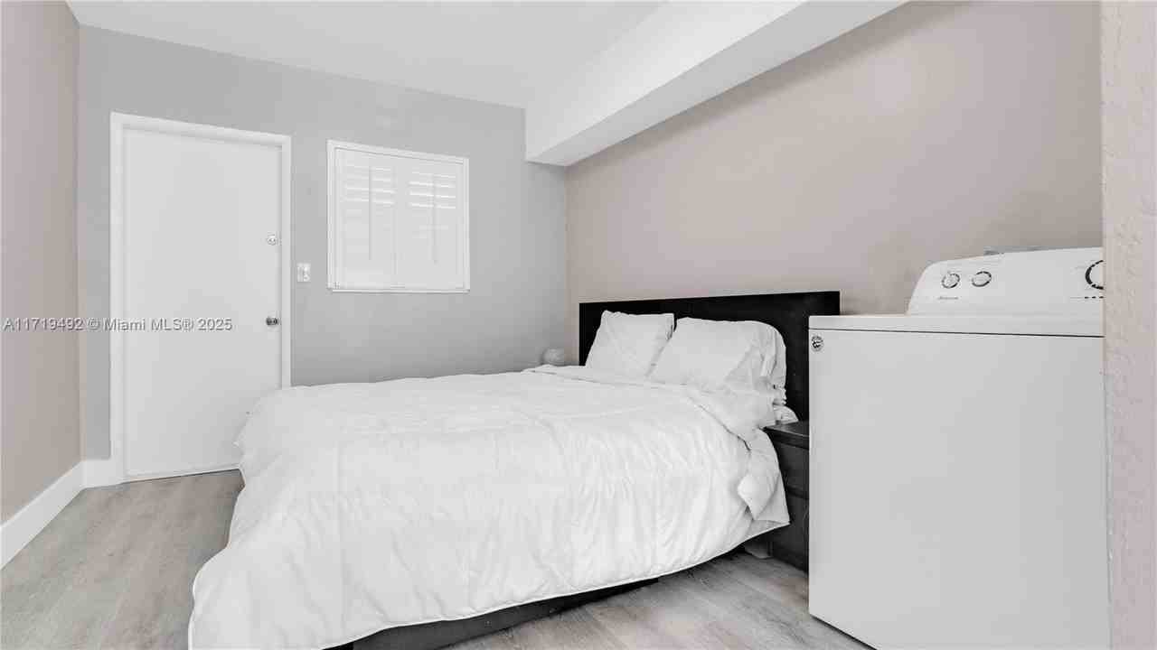 4201 Indian Creek Dr #4 - Photo 6 of 15