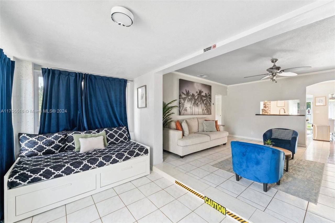 37 Sw 11th St - Photo 2 of 8