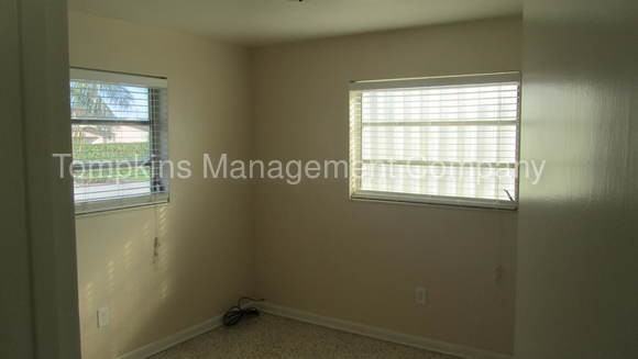 300 NW Ave J - Photo 2 of 9