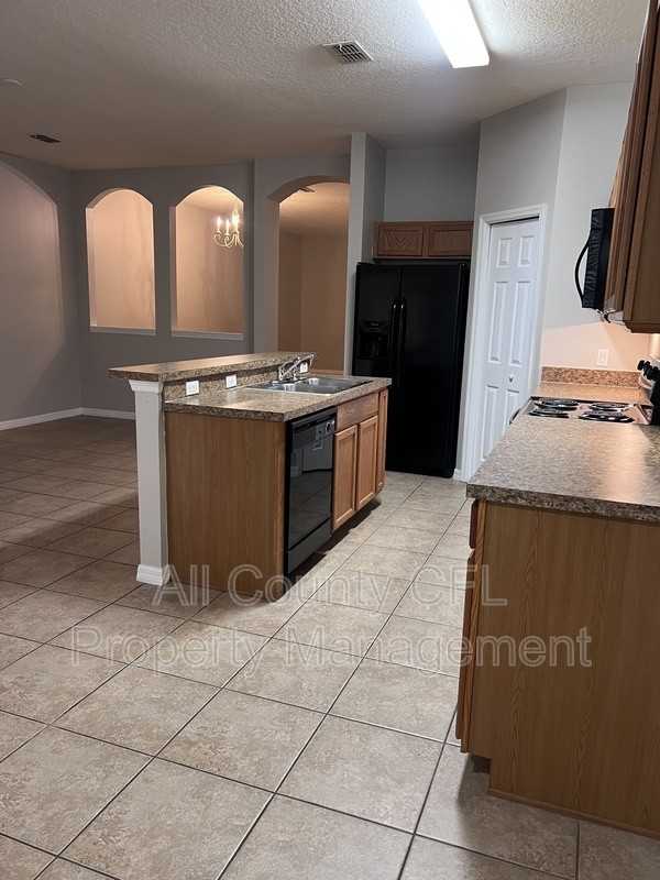 2740 Oakwater Dr - Photo 4 of 17