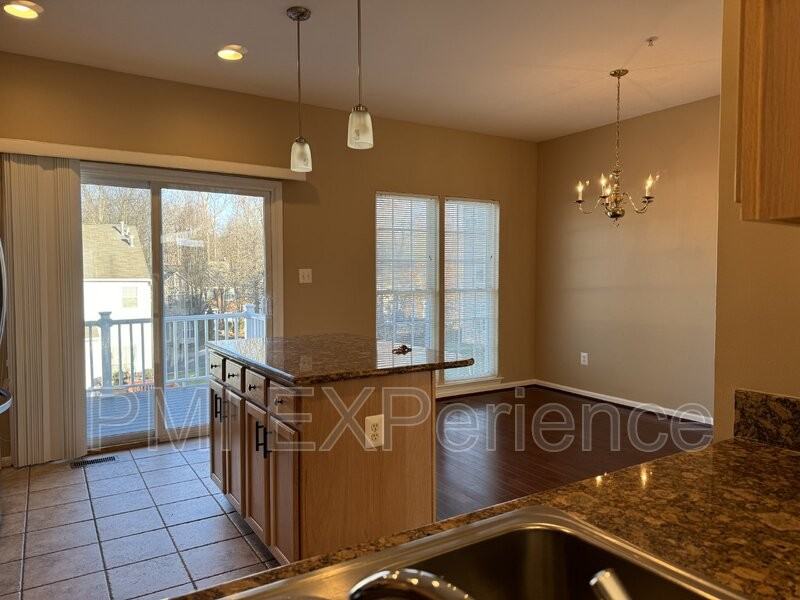 12914 Woods View St - Photo 4 of 32