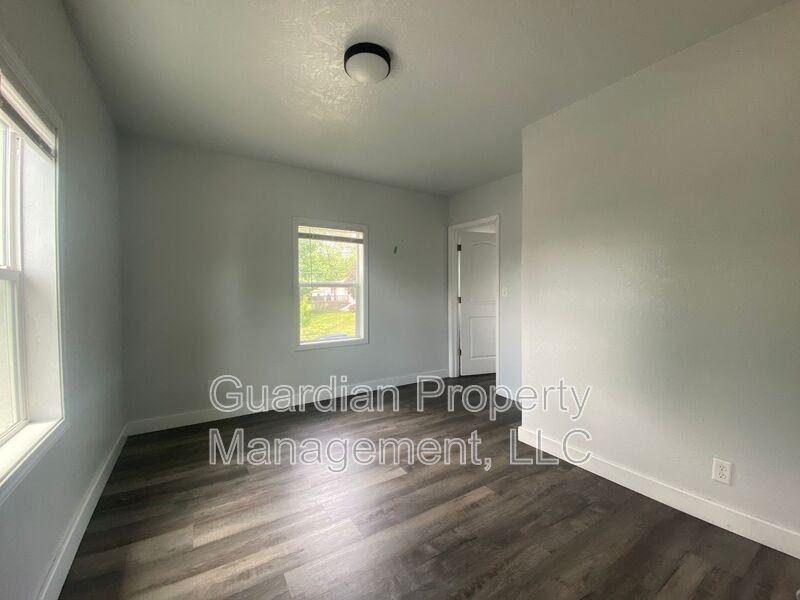 609 South Dewey Street #4 - Photo 5 of 9