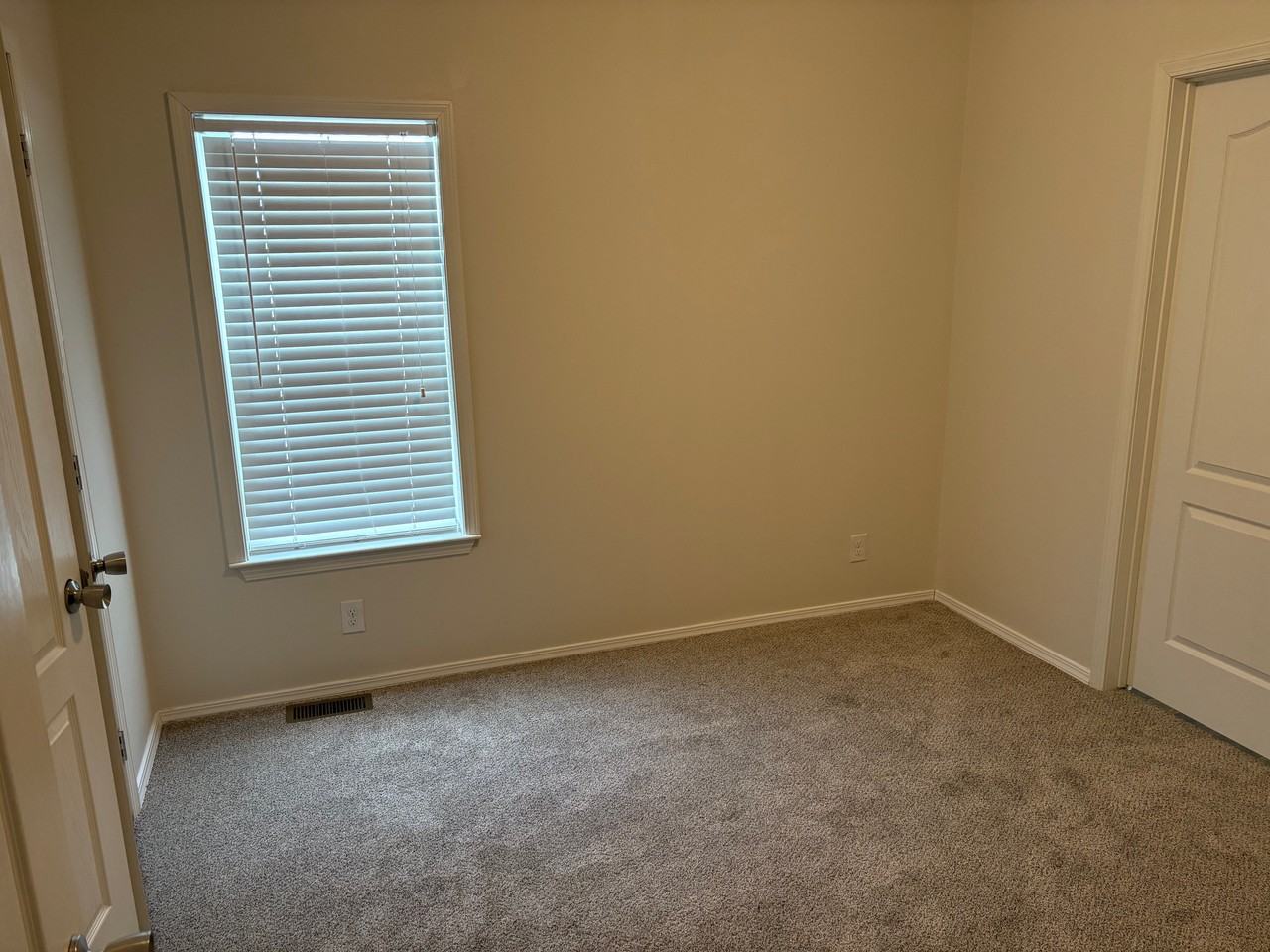 614 40th St E - Photo 5 of 11