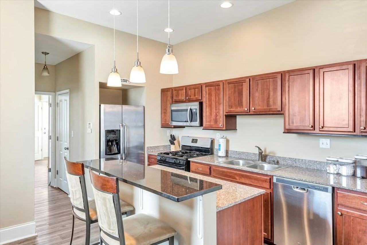 925 S Sarah St #1031865P - Photo 3 of 16