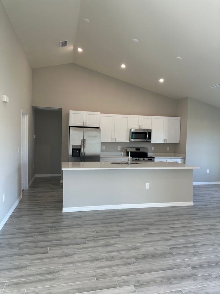 3610 Ne 9th Pl - Photo 7 of 18