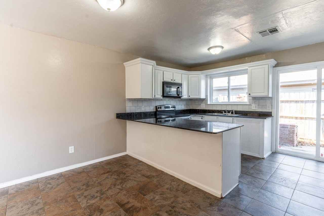 705 Nw 111th St - Photo 3 of 23