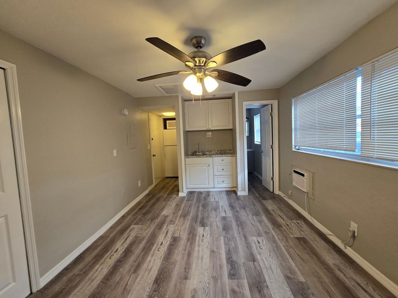 1314 Se 40th Ter #1 - Photo 2 of 9