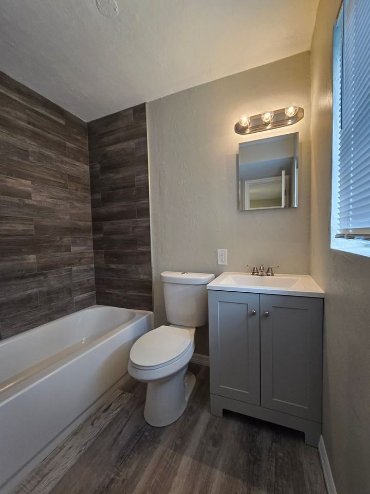 1314 Se 40th Ter #1 - Photo 7 of 9