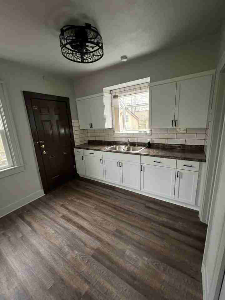 4913 N 58th St - Photo 4 of 10