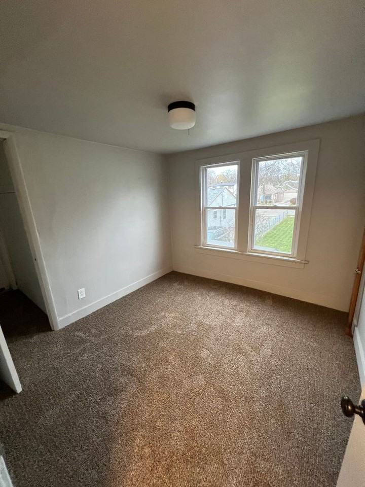 4913 N 58th St - Photo 7 of 10