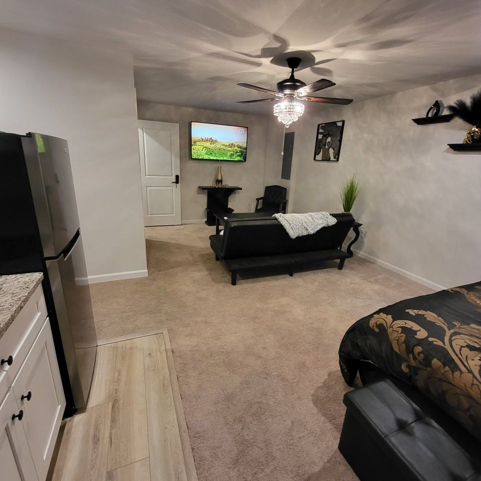 Private Basement Suite W/ Kitchenette & Private Bath   Unit 1 #NA - Photo 3 of 31