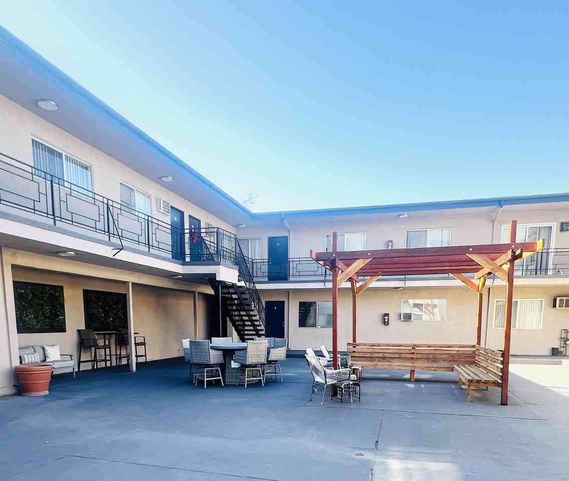 Chateau 16700 Devonshire Apartments, LLC - Photo 3 of 8