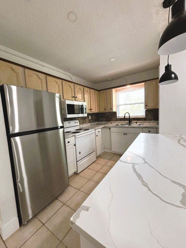 1117 Ne 10th St - Photo 4 of 13