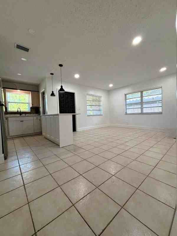1117 Ne 10th St - Photo 6 of 13