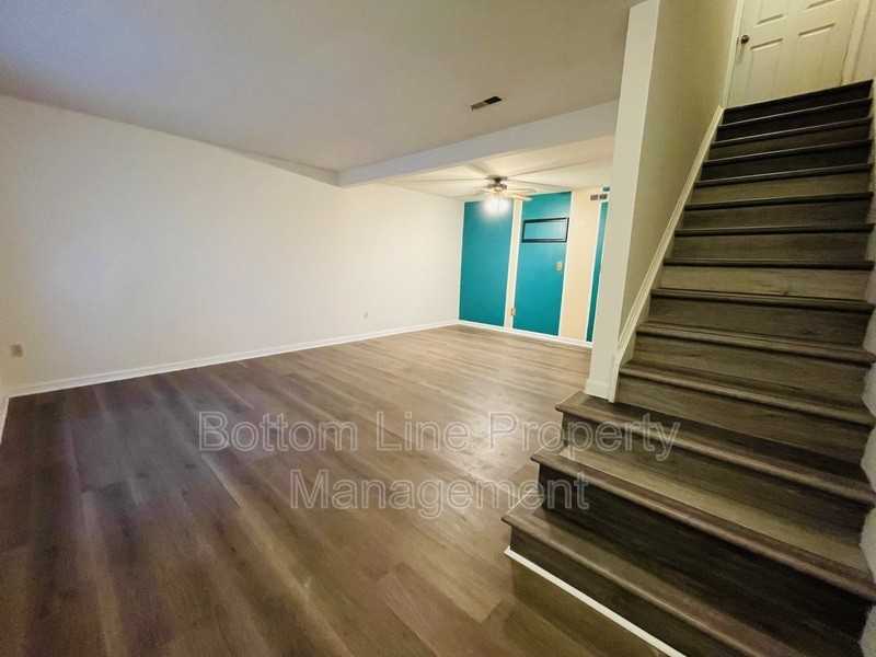 8908 Hunter Ridge Dr - Photo 2 of 10