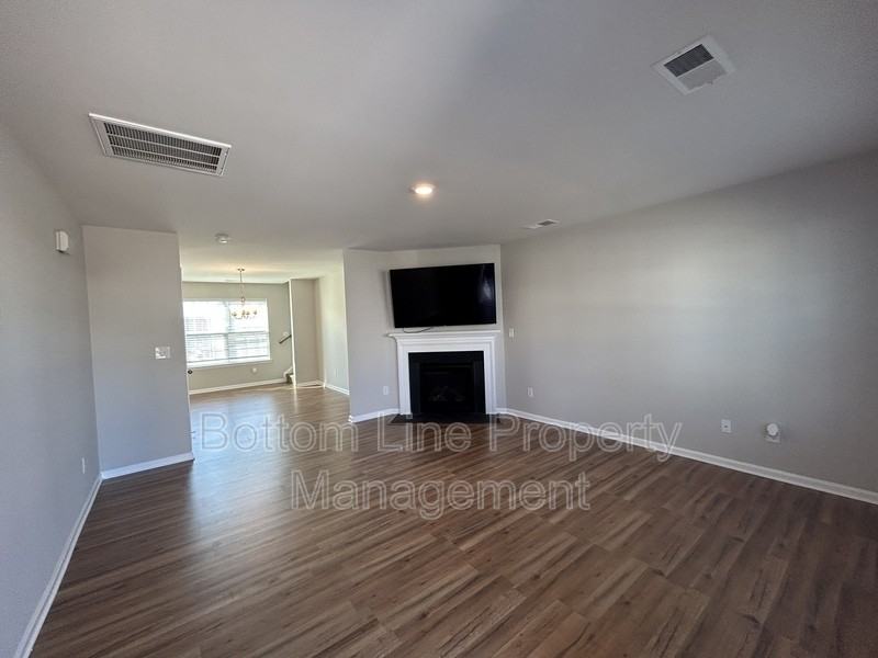 2649 Mcintosh St - Photo 3 of 21