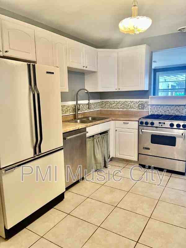 1208B Kirkwood Ave - Photo 2 of 16