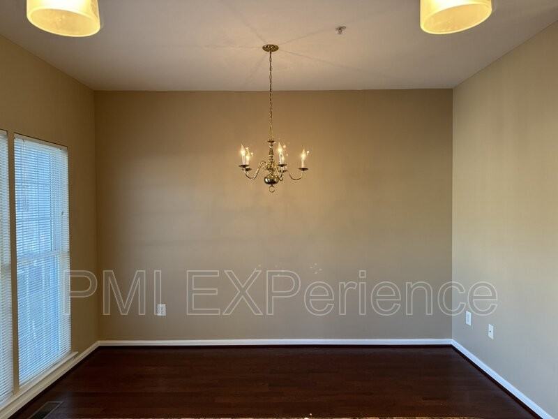 12914 Woods View St - Photo 5 of 32