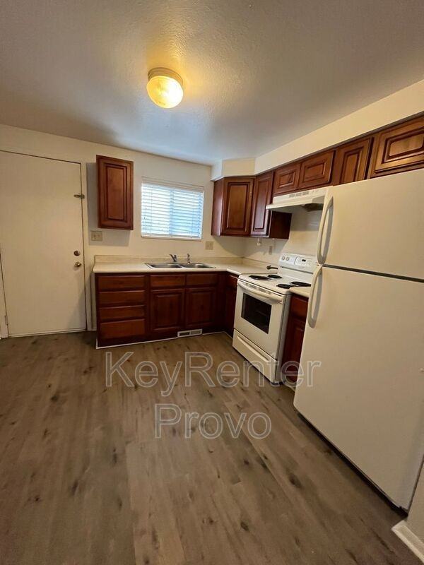 630 E St #3 - Photo 2 of 7